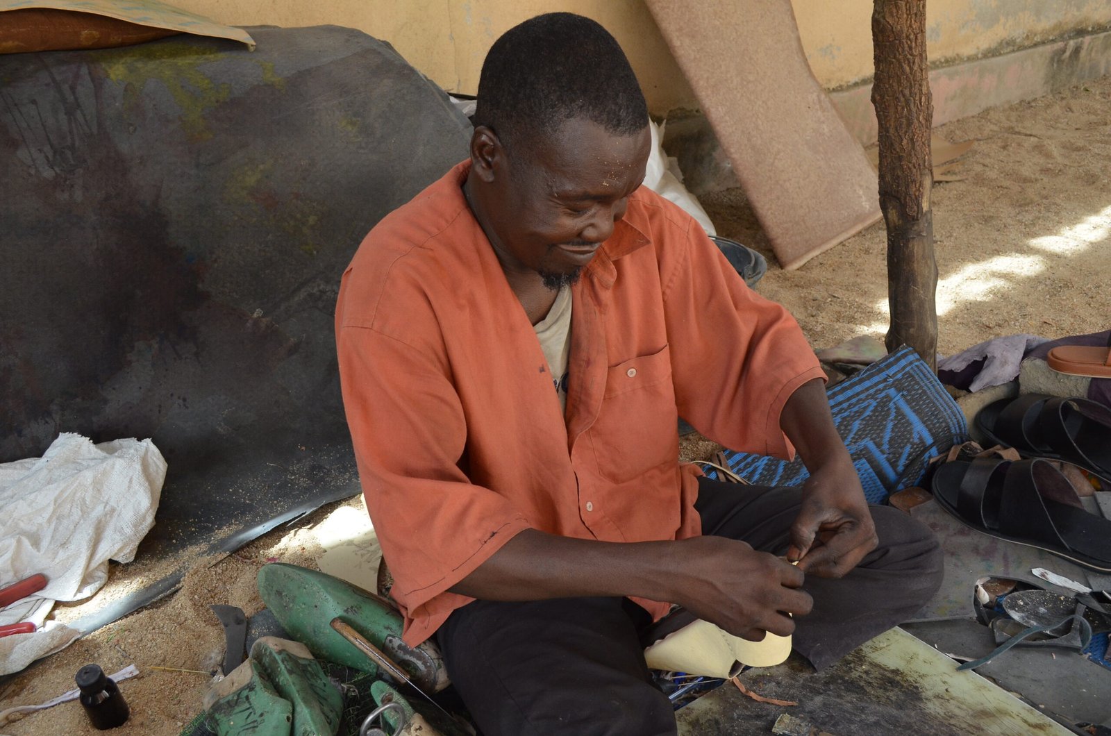 10e étape de la fabrication de la chaussure en cuire au village artisanal de Maroua au Cameroun 11