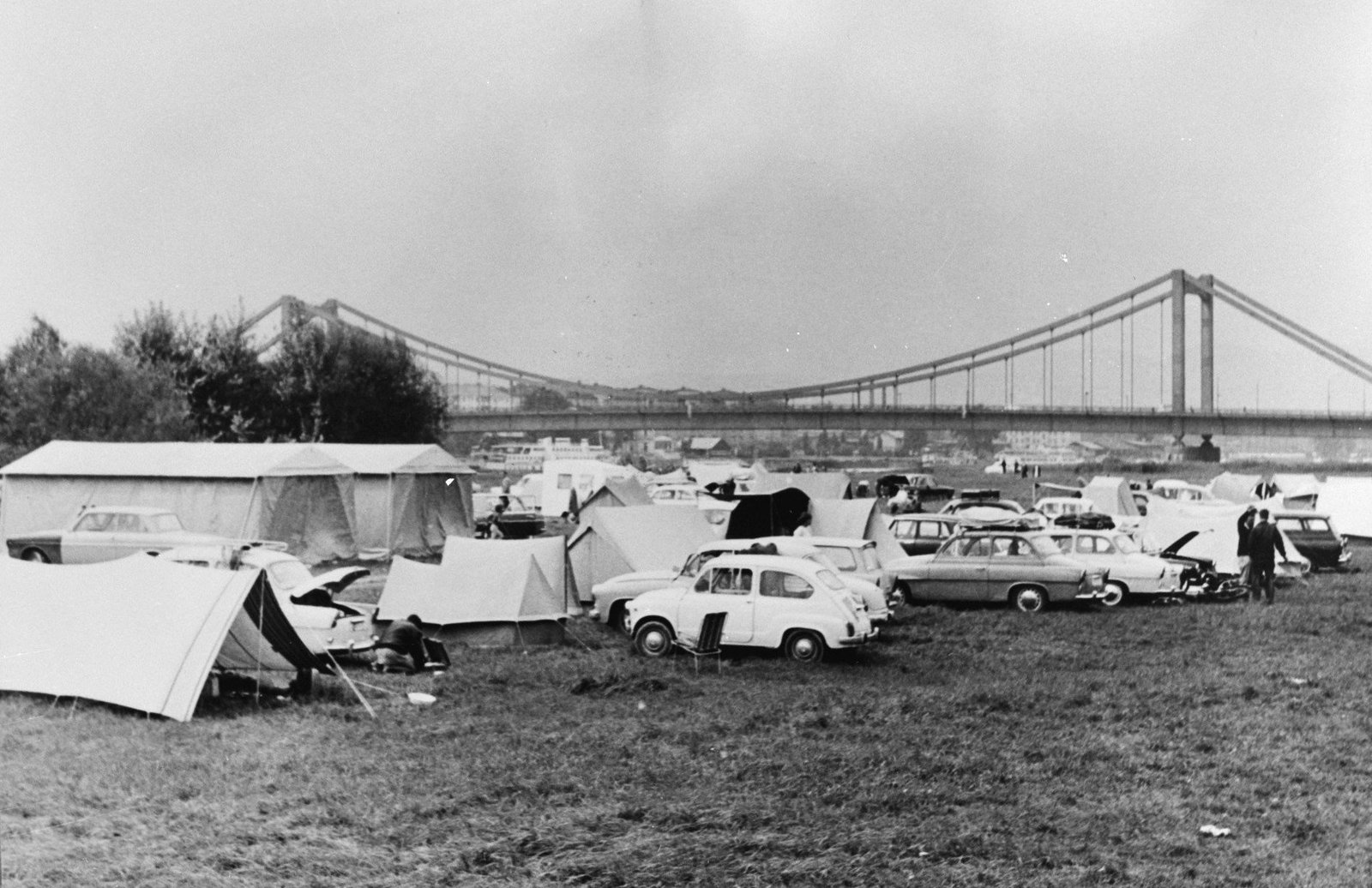 Een vluchtelingenkamp voor Tsjechen bij de Wiener Reichsbrücke (Oostenrijk), Bestanddeelnr 921-6236 (cropped)