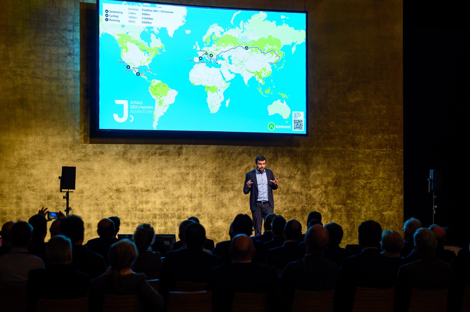 Jonas Deichmann on stage during a DZ Privatbank event