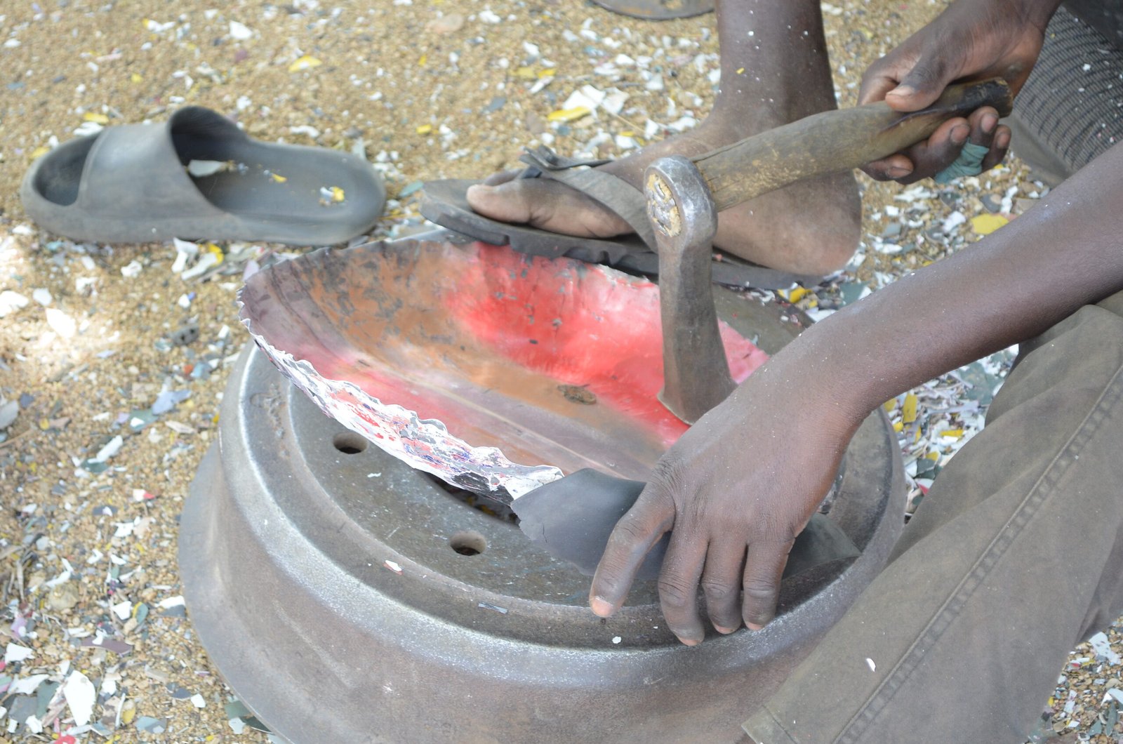 Processus de fabrication de la poêle par un artisan à Maroua