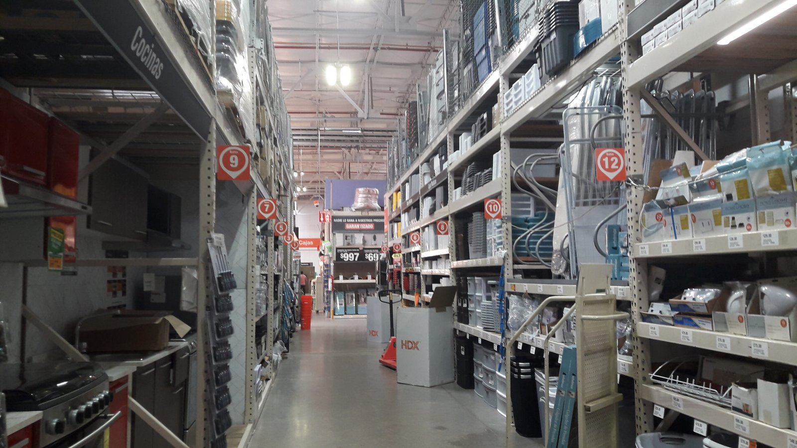Interior de un Home Depot, Mazatlán, 27 de julio de 2023